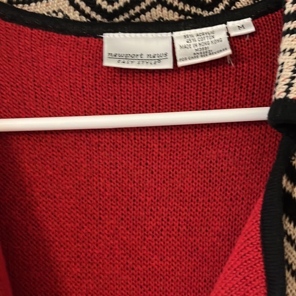 Light coat beig with black and the lining is red - Picture 3 of 5